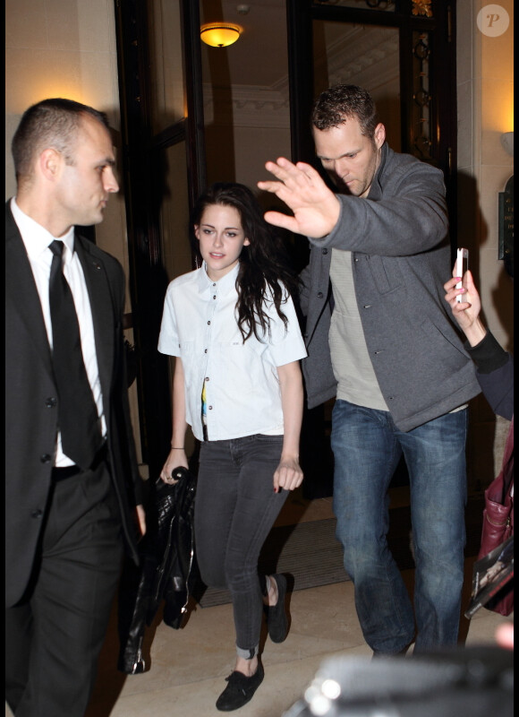 Kristen Stewart sortant du restaurant Sardegna a Tavola à Paris le 3 mars 2012