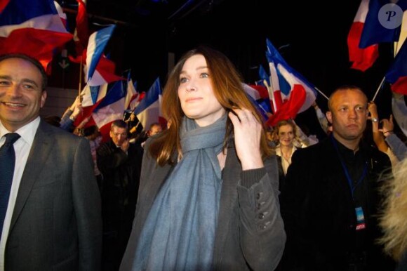 Carla Bruni assiste à un meeting de son époux Nicolas Sarkozy à Bordeaux, le samedi 3 mars 2012, en vue de la présidentielle de 2012.