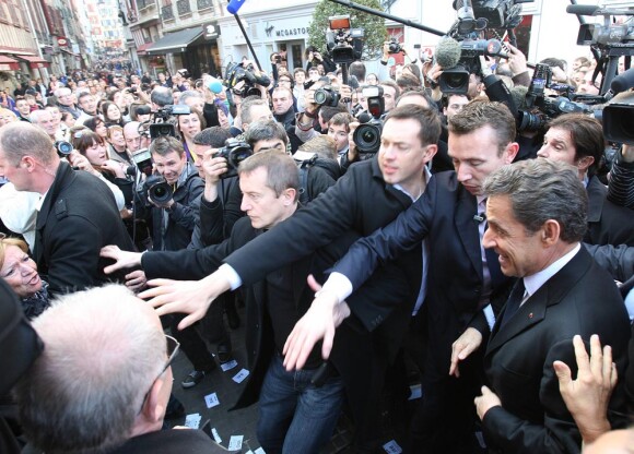 Nicolas Sarkozy a été bousculé à Bayonne le 1er mars et les CRS ont dû le dégager d'un café où il s'était réfugié...