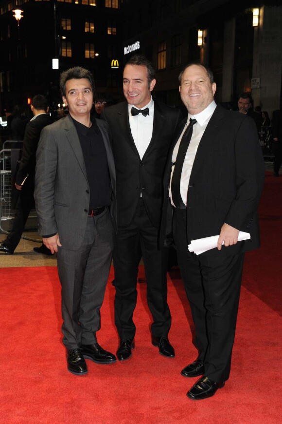 Harvey Weinstein en compagnie de Thomas Langmann et jean Dujardin, à Londres, le 19 octobre 2011.