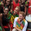 Le prince Harry dans avec les jeunes pensionnaires du projet Rise Life à Kingston le 6 amrs 2012