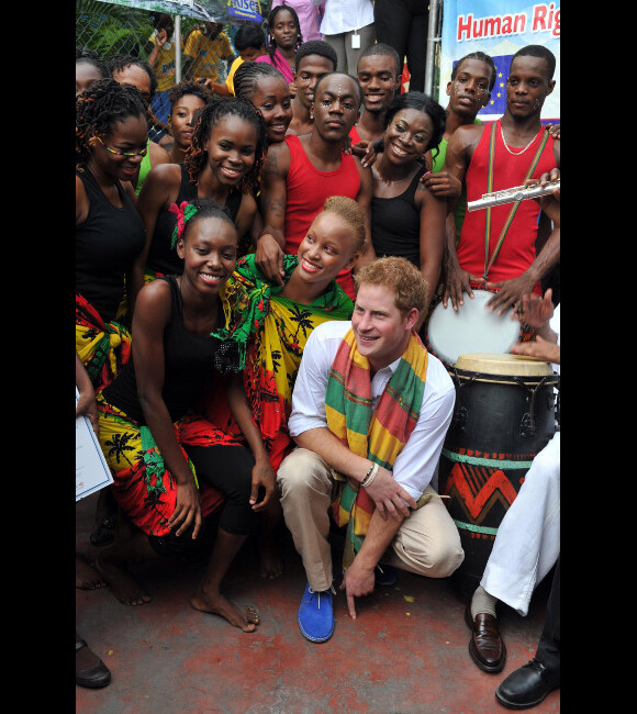 Le prince Harry dans avec les jeunes pensionnaires du projet Rise Life à Kingston le 6 amrs 2012