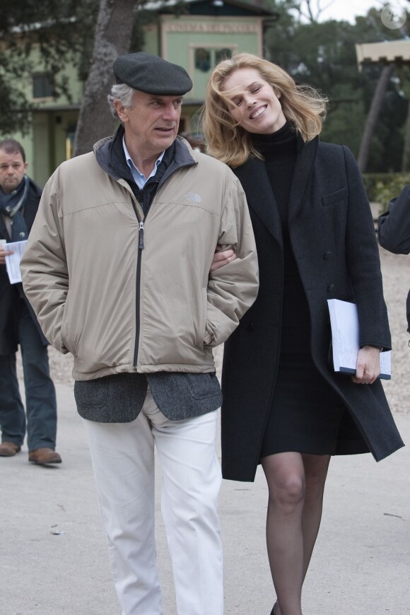 Eva Herzigova, souriante à Rome au bras du réalisateur Marco Risi. Le 5 mars 2012.
