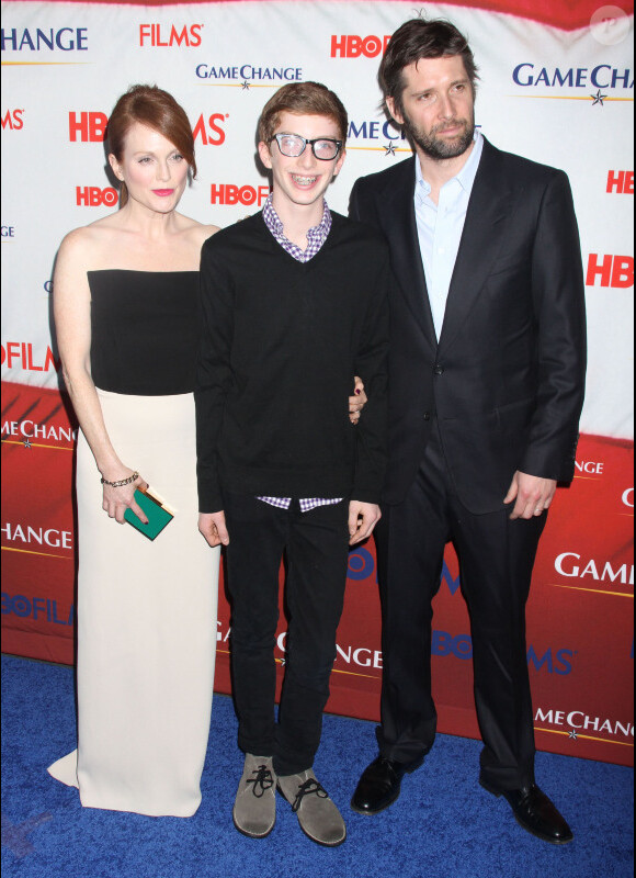 Julianne Moore, son mari Bart Freundlich et leur fils Caleb à l'avant-première de Game Change, le 7 mars 2012 à New York.