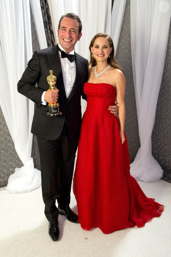 Natalie Portman et Jean Dujardin lors de la soirée des Oscars à Los Angeles, le 26 février 2012.