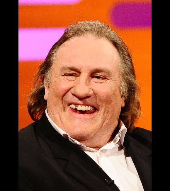 Gérard Depardieu s'amuse sur le plateau de l'émission The Graham Norton Show dans les studios de Londres le 8 mars 2012 