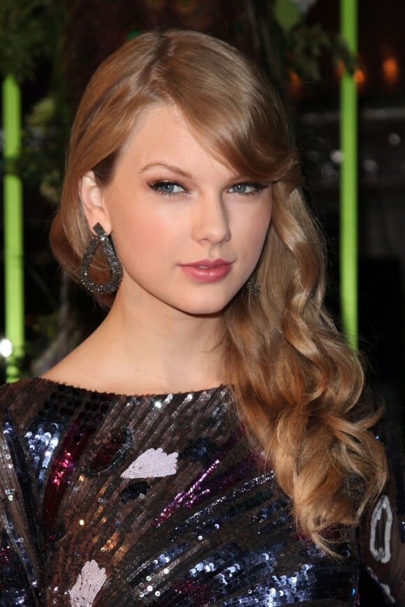 La douce Taylor Swift et ses cheveux soyeux, première composante de la possible femme idéale. Nashville, novembre 2011.