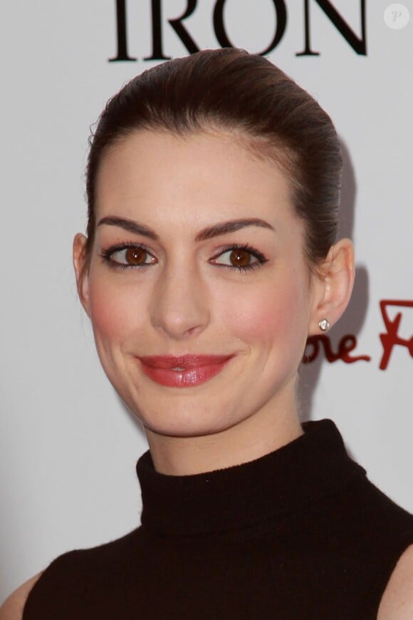 La femme idéale selon les chirurgiens esthétiques a les jolis yeux marron d'Anne Hathaway. New York, décembre 2011.