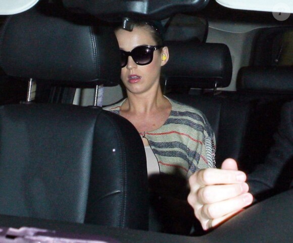 Katy Perry arrive à l'aéroport de Los Angeles, le 9 mars 2012.