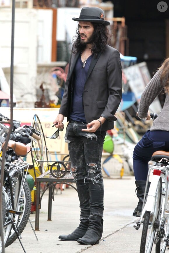 Russell Brand fait une balade à vélo avec une inconnue à Los Angeles. Le 9 mars 2012