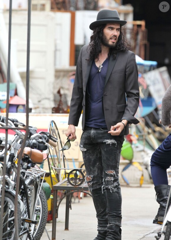 Russell Brand fait une balade à vélo avec une inconnue à Los Angeles. Le 9 mars 2012