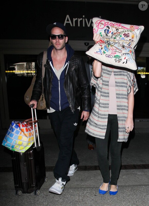 Katy Parry arrive de Londres, à Los Angeles. Le 9 mars 2012