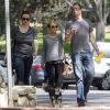 Kristen Bell et Dax Shepard, à Los Angeles, en compagnie d'amis, se rendent dans un parc pour un pique-nique, le samedi 10 mars 2012.