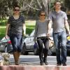 Kristen Bell et Dax Shepard, à Los Angeles, en compagnie d'amis, se rendent dans un parc pour un pique-nique, le samedi 10 mars 2012.