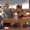 Kristen Bell et Dax Shepard, à Los Angeles, en compagnie d'amis, se  rendent dans un parc pour un pique-nique, le samedi 10 mars 2012.