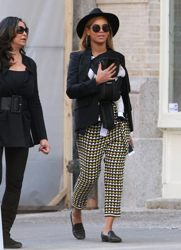 Beyoncé Knowles, une jeune maman très lookée, entourée des deux femmes de sa vie à New York : sa fille Blue Ivy et sa maman Tina. Le 12 mars 2012