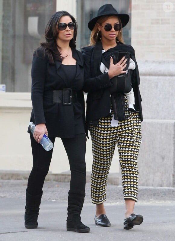 Beyoncé Knowles entourée des deux femmes de sa vie à New York : sa fille Blue Ivy et sa maman Tina. Le 12 mars 2012