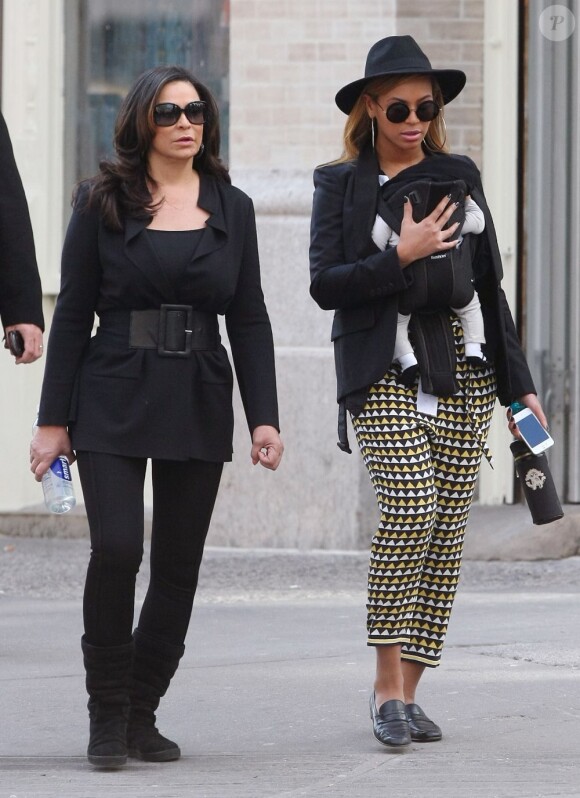 Beyoncé Knowles super lookée et entourée des deux femmes de sa vie à New York : sa fille Blue Ivy et sa maman Tina. Le 12 mars 2012