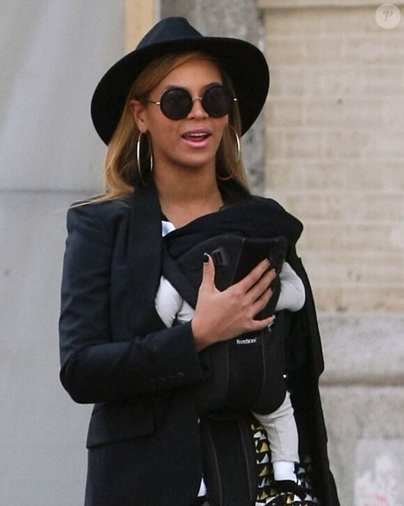 Beyoncé Knowles en forme dans les rues de New York avec sa fille Blue Ivy. Le 12 mars 2012