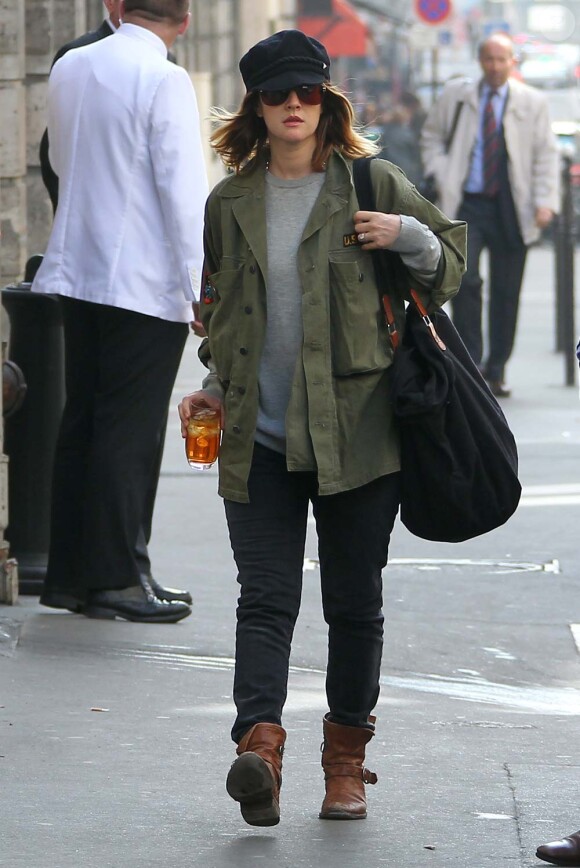 Drew Barrymore, un verre de thé glacé à la main, dans les rues de Paris, le 14 mars 2012.