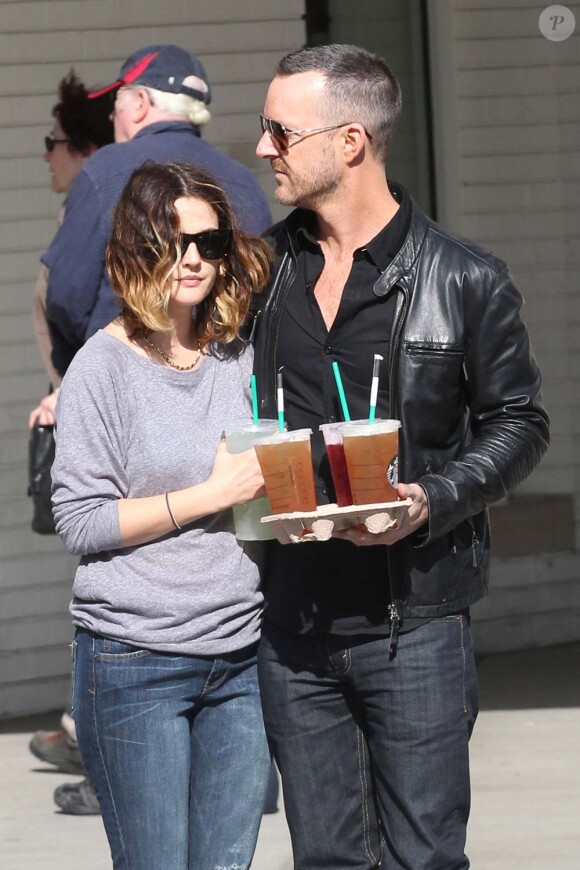 Drew Barrymore et son fiancé Will Kopelman, à Los Angeles, le 25 février 2012.