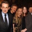 Nicolas Sarkozy, Renzo Rosso, Franca Sozzani, Carla Bruni et Stéphane Bern à l'Élysée. Le président a décoré onze personnalités du monde des arts et du  spectacle, le 14 mars 2012.
