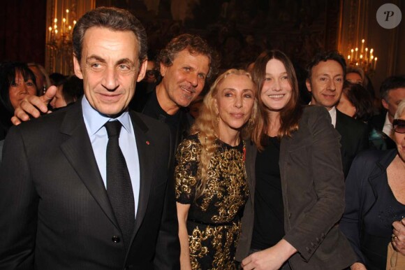 Nicolas Sarkozy, Renzo Rosso, Franca Sozzani, Carla Bruni et Stéphane Bern à l'Élysée. Le président a décoré onze personnalités du monde des arts et du  spectacle, le 14 mars 2012.