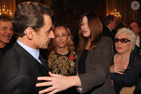 Nicolas Sarkozy, Renzo Rosso, Franca Sozzani, Carla Bruni et Line Renaud à l'Élysée. Le président a décoré onze personnalités du monde des arts et du  spectacle, le 14 mars 2012.