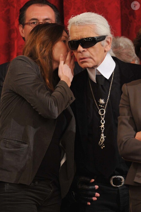 Carla Bruni-Sarkozy et Karl Lagarfeld complices à la cérémonie organisée à l'Élysée où le président a décoré onze personnalités du monde des arts et du spectacle, le 14 mars 2012.