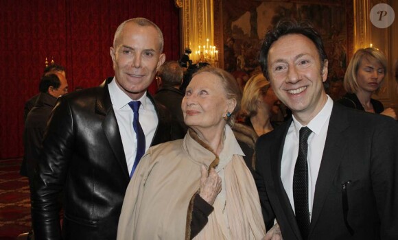 Jean-Claude Jitrois, Michèle Morgan et Stéphane Bern à l'Élysée où le président a décoré onze personnalités du monde des arts et du spectacle, le 14 mars 2012.