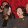 Carla Bruni et Roselyne Bachelot complices à l'Élysée où le président a décoré onze personnalités du monde des arts et du spectacle, le 14 mars 2012.