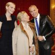 Jean-Claude Jitrois, Michèle Morgan et Sarah Marshall à l'Élysée où le président a décoré onze personnalités du monde des arts et du spectacle, le 14 mars 2012.