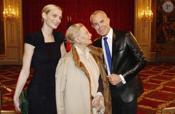 Jean-Claude Jitrois, Michèle Morgan et Sarah Marshall à l'Élysée où le président a décoré onze personnalités du monde des arts et du spectacle, le 14 mars 2012.