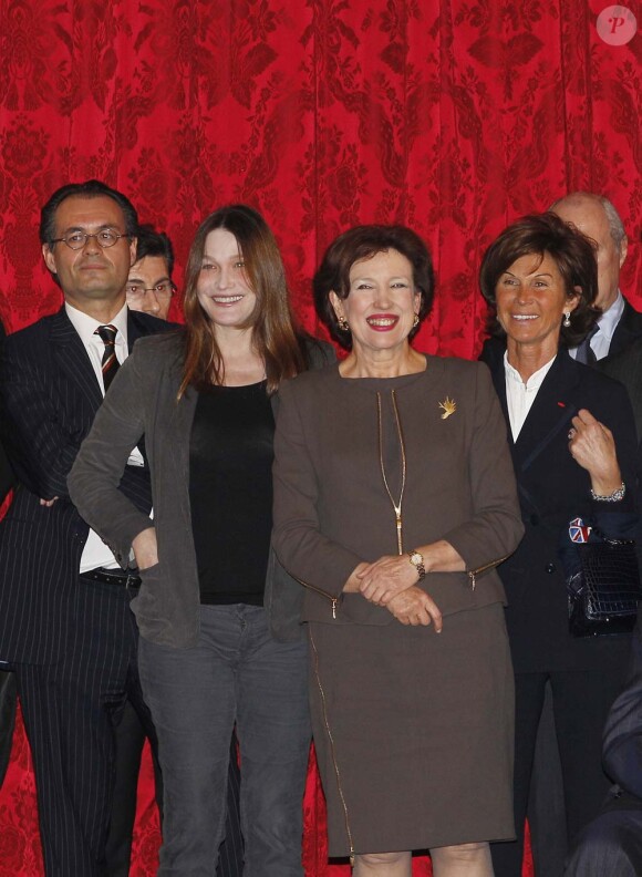Carla Bruni et Roselyne Bachelot complices à l'Élysée où le président a décoré onze personnalités du monde des arts et du spectacle, le 14 mars 2012.