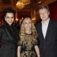 Franca Sozzani décorée et entourée de Farida Khelfa et son époux Henri Seydoux à l'Élysée où le président a décoré onze personnalités du monde des arts et du spectacle, le 14 mars 2012.