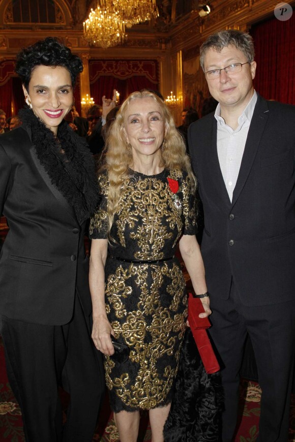 Franca Sozzani décorée et entourée de Farida Khelfa et son époux Henri Seydoux à l'Élysée où le président a décoré onze personnalités du monde des arts et du spectacle, le 14 mars 2012.