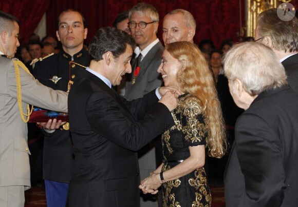 Nicolas Sarkozy a décoré Franca Sozzani, directrice du Vogue Italie, ainsi que dix autres personnalités du monde des arts et du spectacle, le 14 mars 2012.