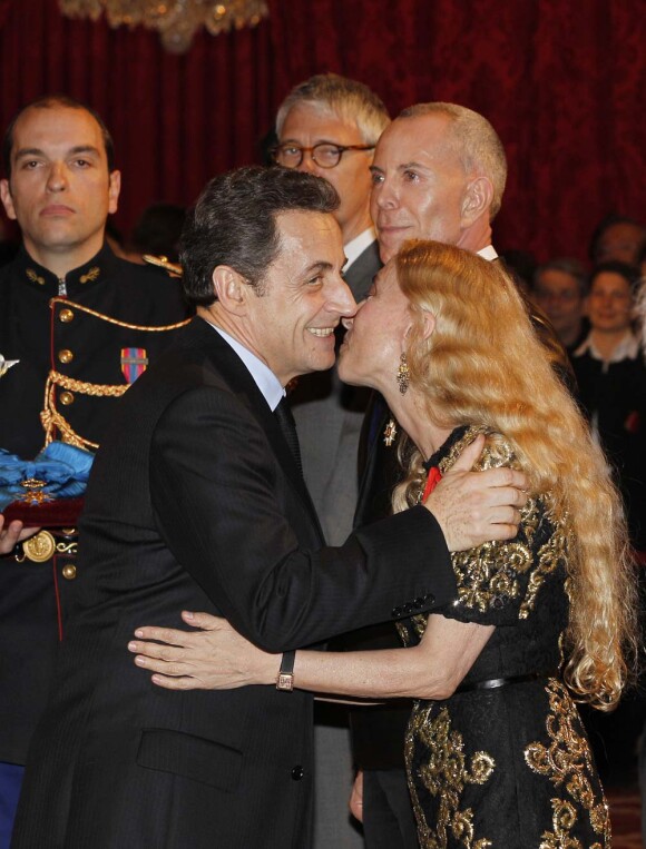 Nicolas Sarkozy a décoré Franca Sozzani, directrice du Vogue Italie, et Jean-Claude Jitrois ainsi que neuf autres personnalités du monde des arts et du spectacle, le 14 mars 2012.