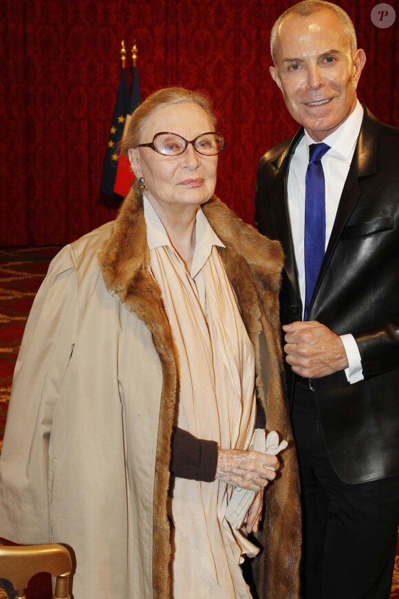 Michèle Morgan et Jean-Claude Jitrois à l'Élysée où le président a décoré onze personnalités du monde des arts et du spectacle, le 14 mars 2012.