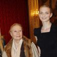 Sarah Marshall et sa grand-mère Michèle Morgan complices à l'Élysée où le président a décoré onze personnalités du monde des arts et du spectacle, le 14 mars 2012.