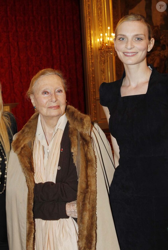 Sarah Marshall et sa grand-mère Michèle Morgan complices à l'Élysée où le président a décoré onze personnalités du monde des arts et du spectacle, le 14 mars 2012.