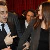 Carla Bruni et Nicolas Sarkozy complices à l'Élysée où le président a décoré onze personnalités du monde des arts et du spectacle, le 14 mars 2012.
