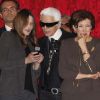 Valérie Pécresse, Carla Bruni et Karl Lagerfeld complices à l'Élysée où le président a décoré onze personnalités du monde des arts et du spectacle, le 14 mars 2012.