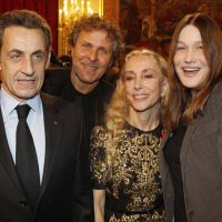 Carla Bruni fidèle à son anti-look alors que Nicolas Sarkozy honore la mode