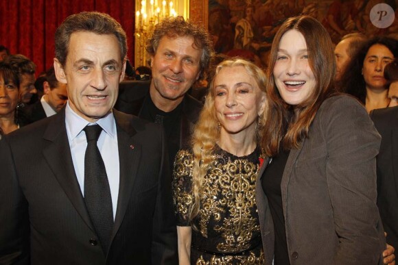 Nicolas Sarkozy, Renzo Rosso, Franca Sozzani et Carla Bruni à l'Élysée. Le président a décoré onze personnalités du monde des  arts et du  spectacle, le 14 mars 2012.