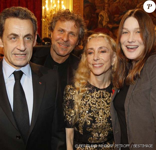 Nicolas Sarkozy, Renzo Rosso, Franca Sozzani et Carla Bruni à l'Élysée. Le président a décoré onze personnalités du monde des arts et du spectacle, le 14 mars 2012.