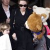 La maman poule Angelina Jolie, entourée de ses filles Zahara et Shiloh, à la sortie de leur hôtel à Amsterdam. Le 15 mars 2012