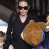 Angelina Jolie, maman poule pour ses filles Zahara et Shiloh à la sortie de leur hôtel à Amsterdam. Le 15 mars 2012