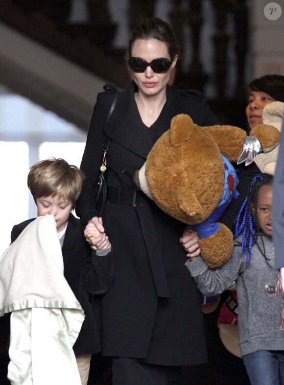 Angelina Jolie et ses filles Zahara et Shiloh à la sortie de leur hôtel à Amsterdam. Le 15 mars 2012