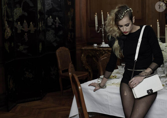 Alice Dellal, shootée par Karl Lagerfeld pour le sac Boy de Chanel.